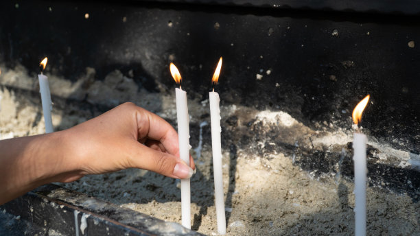 教堂里的蜡烛。在教堂里点燃蜡烛作为一种仪式图片下载