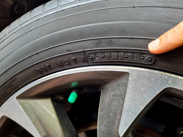 汽车轮胎生产规范。手指显示轮胎上的文字，告知生产日期数据和轮胎到期日期代码图片下载