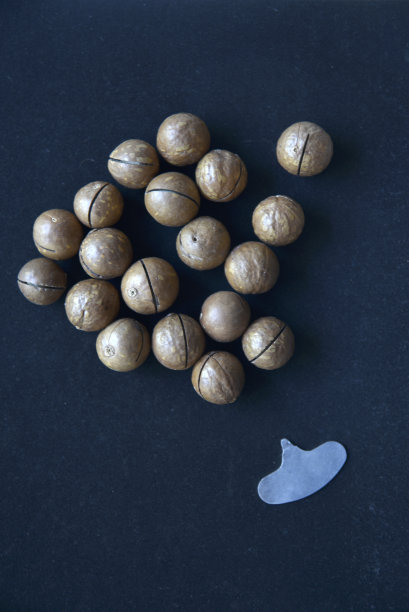 而不是黑色背景下的碎夏威夷坚果。图片下载