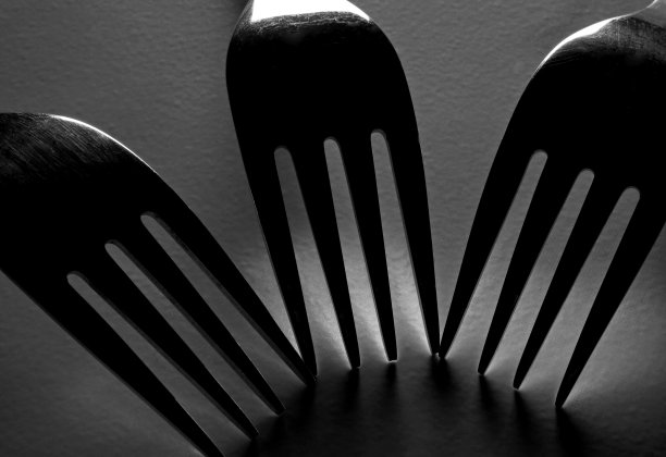 黑色和白色背景上有阴影的金属叉子图片下载