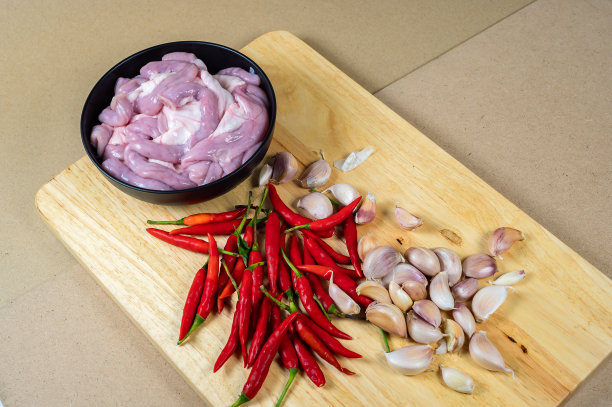 黑碗生猪肠，配辣椒蒜，放在木板上;生肠;俯视图;猪内脏。图片下载