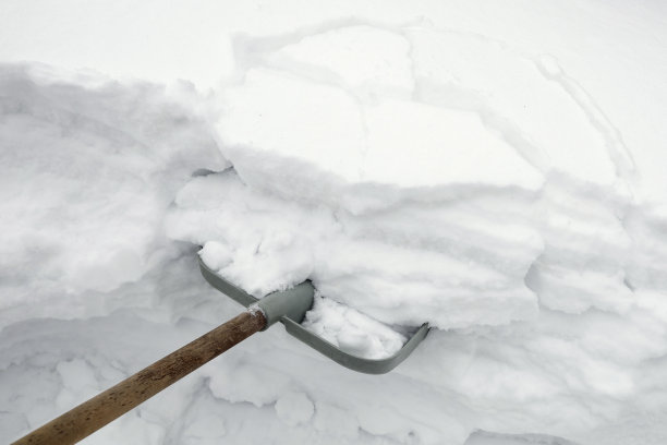 雪铲被雪堆卡住，大雪纷飞的冬天图片下载