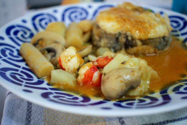 美味的鳕鱼配虾和芦笋图片下载