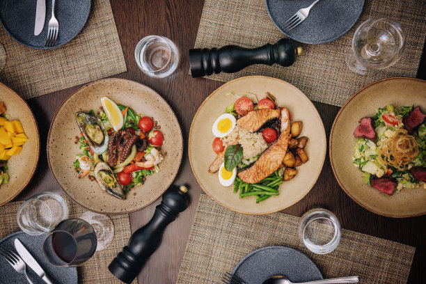 不同类型的海鲜搭配白酒和红酒图片下载