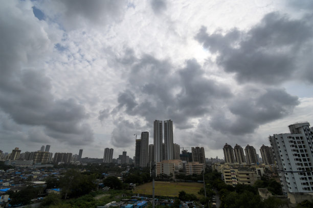高耸的摩天大楼和引人注目的季风云图片下载