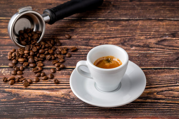 新鲜的浓缩咖啡一起装饰与咖啡豆在木桌上图片下载