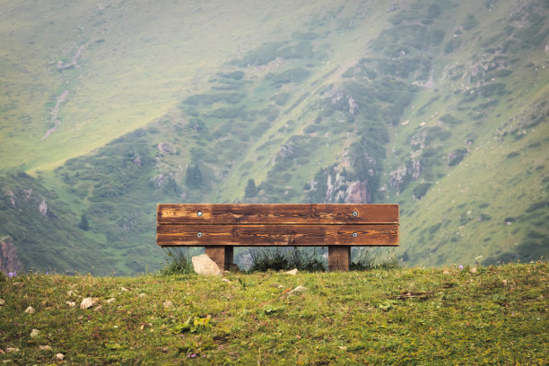 山顶上的长凳，可以看到附近的山，是下次攀登前游客休息的地方图片下载