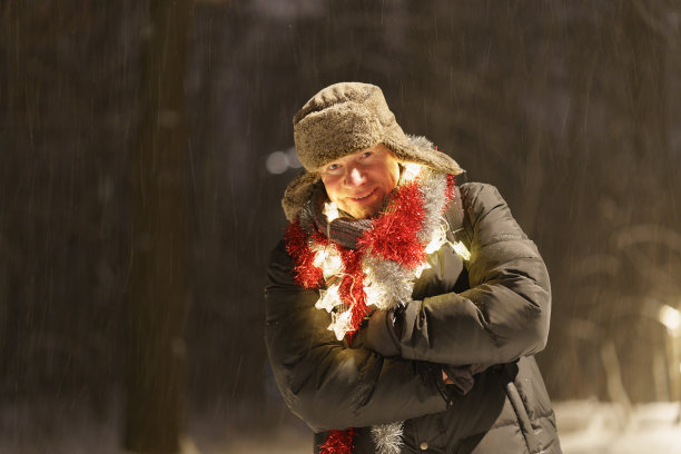 一位帅哥在莫斯科公园庆祝圣诞节图片下载