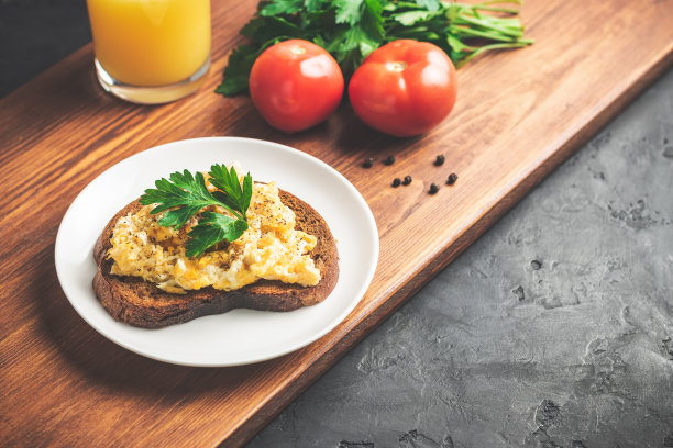 白盘烤面包加欧芹炒鸡蛋，自制健康早餐，木板装图片下载