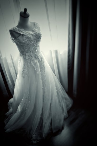 窗边的那件婚纱图片下载