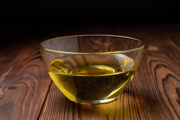 葵花籽油，用玻璃碗盛在木板上。图片下载