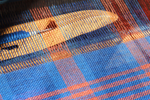 在小型台式织机上织梭子图片下载