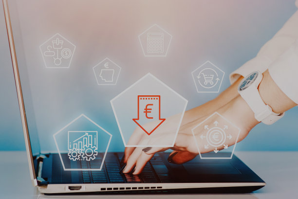 电脑放在蓝色背景的桌子上。数字化转型和变革管理。自动化，工业业务流程优化。保护个人资料及私隐免受网络攻击及黑客攻击。图片下载