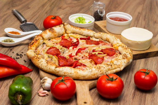 意大利辣肠披萨配意大利腊肠和奶酪图片下载