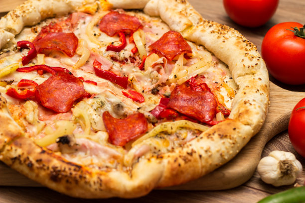 意大利辣肠披萨配意大利腊肠和奶酪图片下载