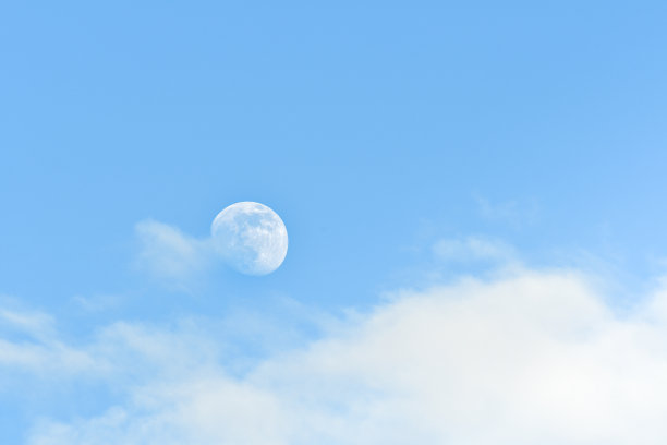 月亮在云天的盈凸。到达的月亮是从新月到满月的时间。图片下载
