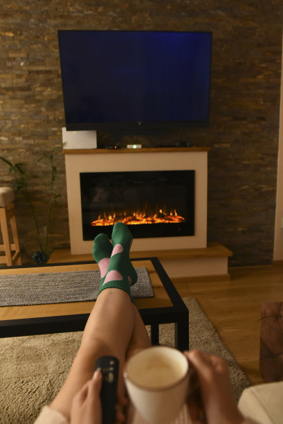 冬日的壁炉和电视机旁图片下载