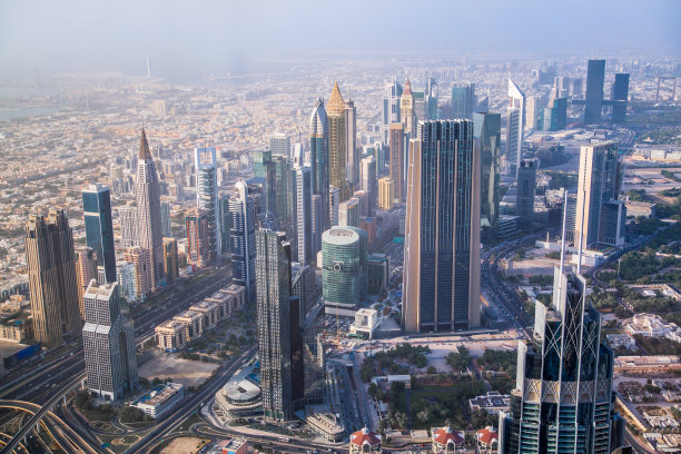 迪拜城市日落景观：谢赫扎耶德路沿线的著名摩天大楼图片下载