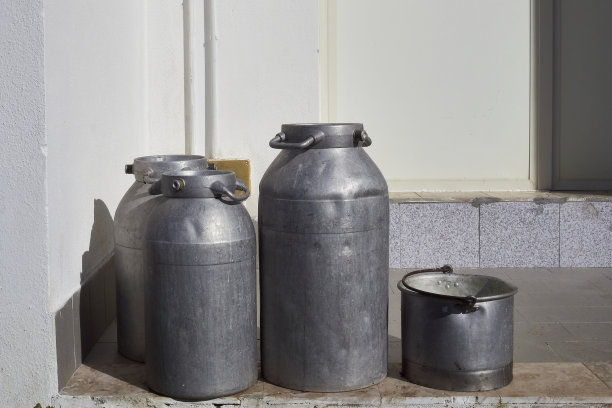 一些牛奶罐的图片图片下载