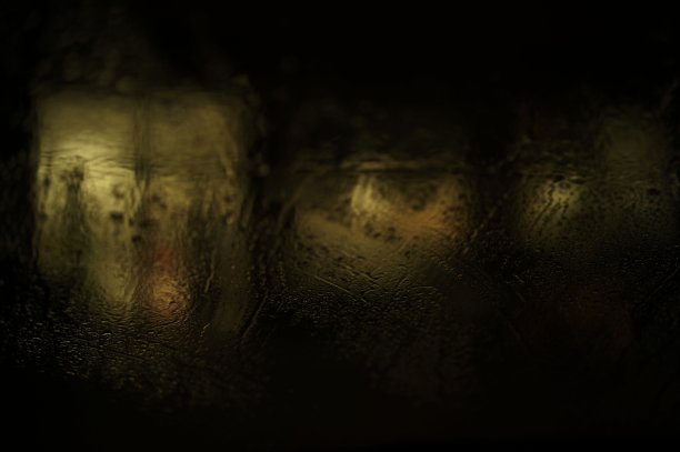 雨夜里的一盏灯图片下载