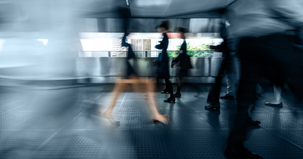 模糊的女商人在人行天桥上行走和交谈图片下载