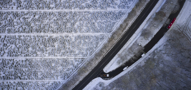 乡村路旁的停车场图片下载