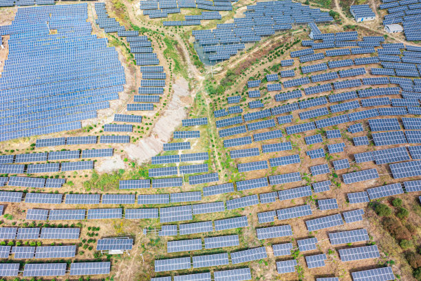 现代新型农村太阳能电站鸟瞰图图片下载
