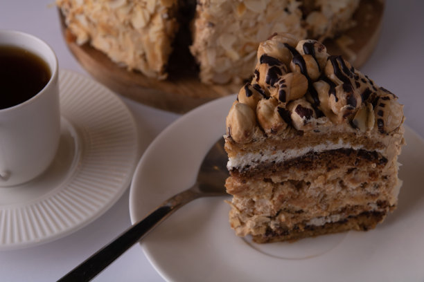 白色背景下的一块蛋糕和一杯咖啡的照片图片下载