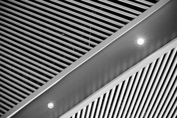 抽象的对角线纹理。铁天花板的高天花板的建筑与夜光射灯图片下载