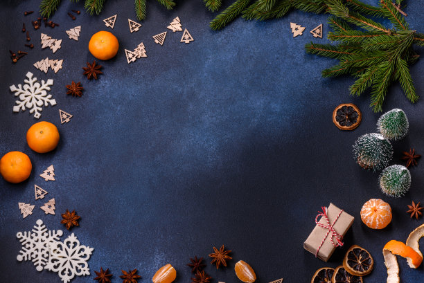 美味的节日新年派，用糖果水果，杏仁糖和坚果在黑暗的混凝土背景图片下载