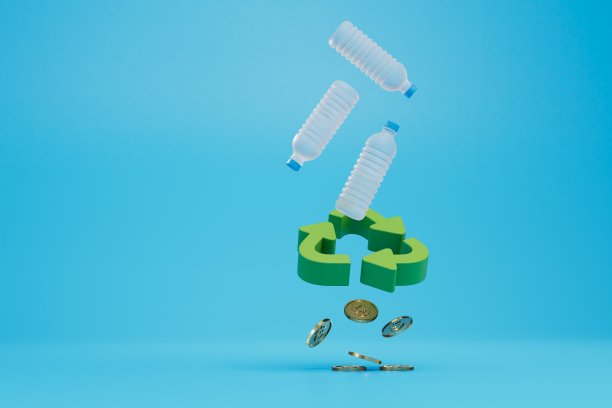 回收塑料的收益。蓝色背景上的塑料瓶、回收徽章和硬币。三维渲染图片下载
