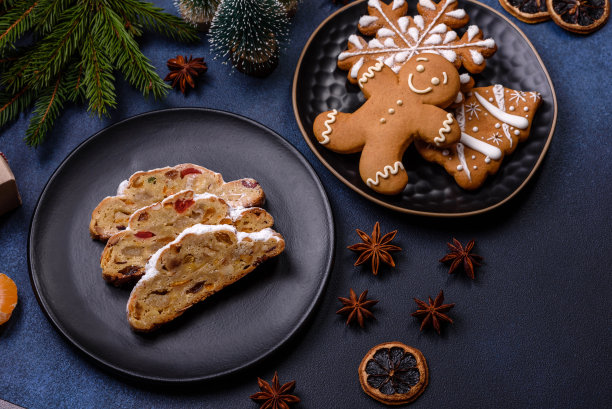 美味的节日新年派，用糖果水果，杏仁糖和坚果在黑暗的混凝土背景图片下载