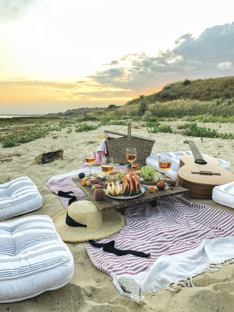 海滩上餐桌上的美味佳肴图片下载