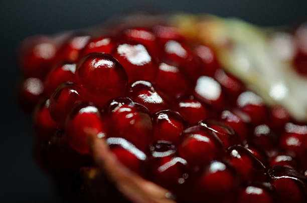 微距照片石榴粒在黑色背景图片下载