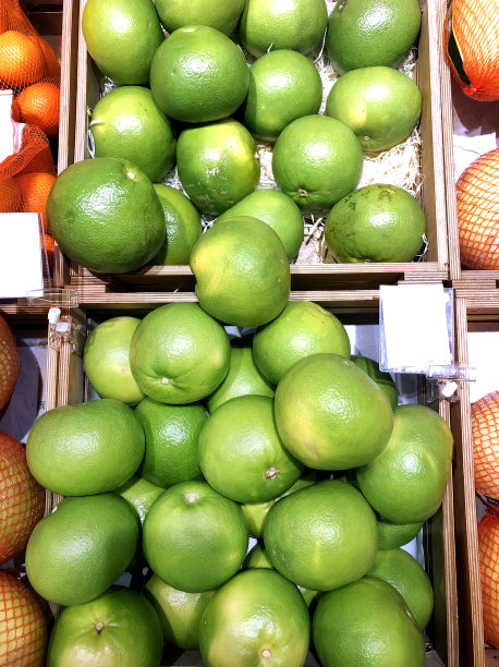 在市场上买水果(柠檬，橘子，酸橙，柚子，葡萄柚)图片下载