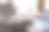 灰猫在笔记本电脑上工作，看起来很有思想。图片下载