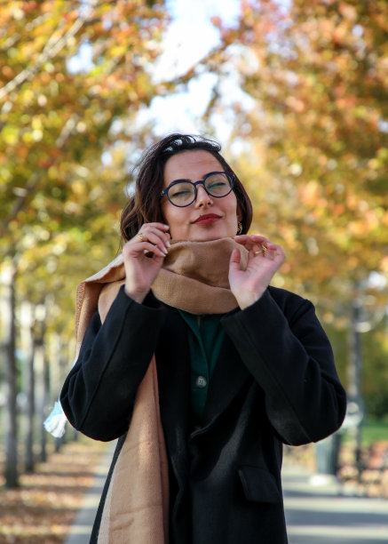 倾听风声的女人图片下载