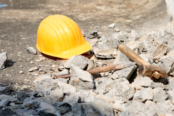 建筑地盘的安全帽。黄色的帽子。工业工作场所安全预防措施背景概念。图片下载