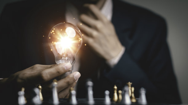 下象棋的商人想的是解决问题。商业竞赛策划团队合作、国际象棋、思想与竞赛与战略、商业成功观、战略观。图片下载