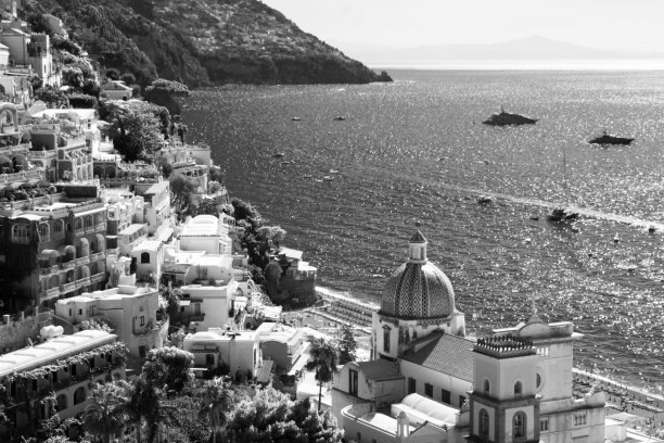 在阳光明媚的日子里，城市和大海的全景。波西塔诺。意大利。图片下载