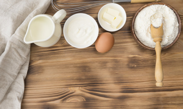 桌面的顶视图与烘焙原料图片下载