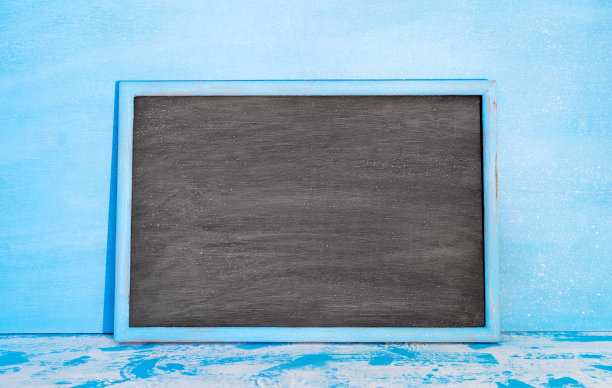 模型艺术的复古黑板背景纹理与旧的复古木框架，为有关设计元素概念的工作。图片下载