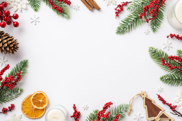 圣诞装饰概念。顶视图照片冷杉枝槲寄生浆果松果蜡烛木制装饰干橙片雪花在孤立的白色背景与复制空间在中间图片下载