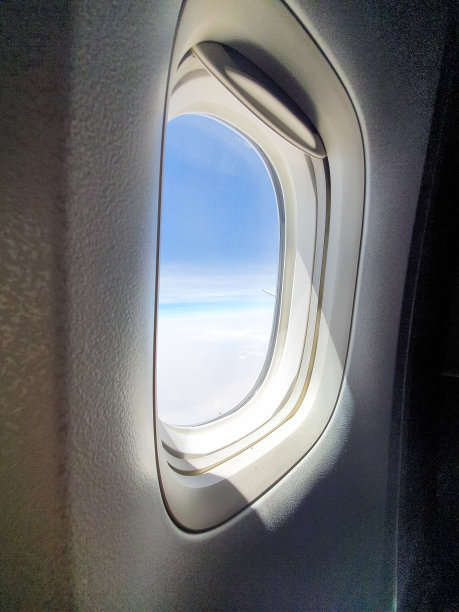 飞机舷窗外的蓝天阳光，航空旅行图片下载