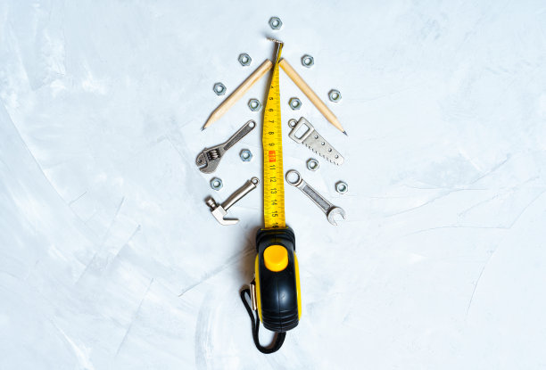 用卷尺和手工工具制成的圣诞树图片下载