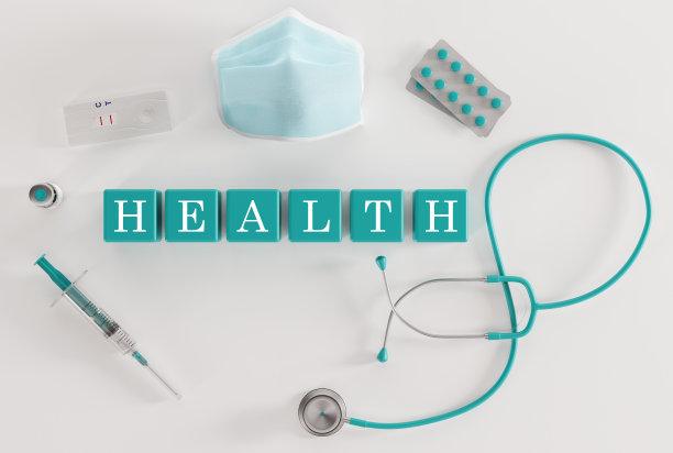 医疗设备如注射器，听诊器，口罩，测试立方体的背景上刻有健康字样。图片下载