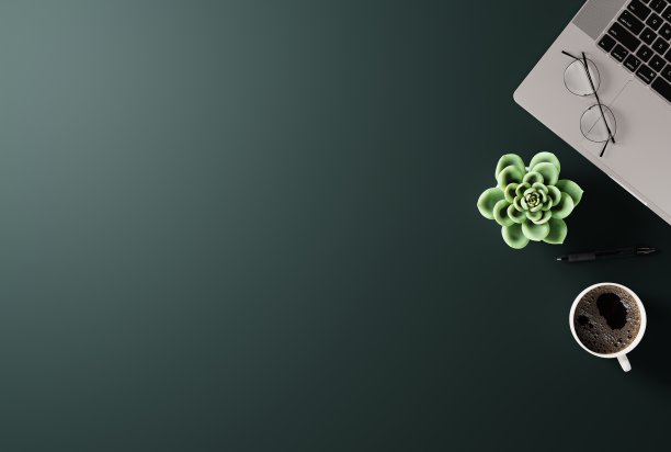 顶视图笔记本电脑，眼镜，咖啡和办公室工具。图片下载