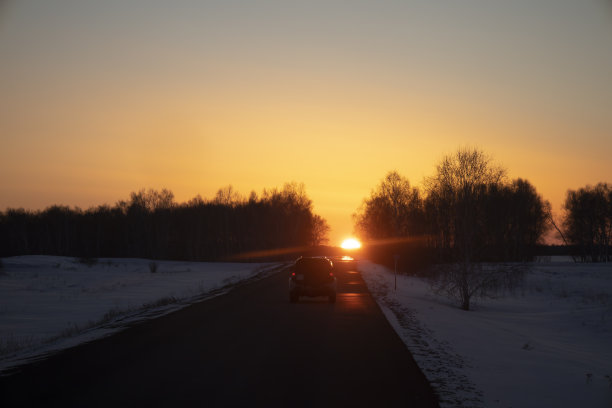 一辆孤零零的汽车驶进了钓鱼线之间的峡谷。图片下载