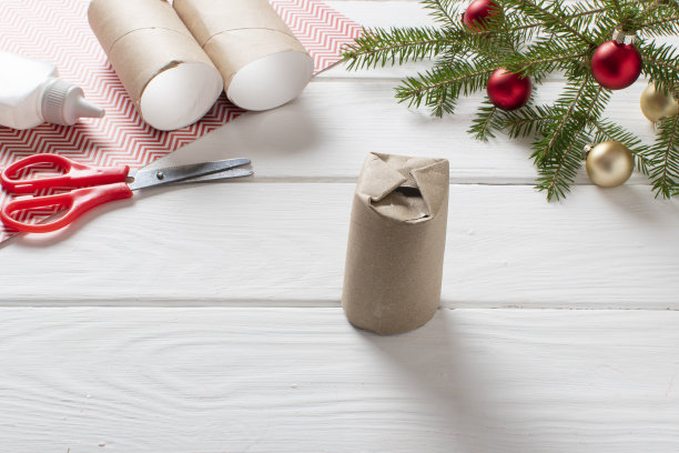 用你自己的双手DIY圣诞节。用卫生纸套制作降临节日历的步骤说明。“零浪费”图片下载