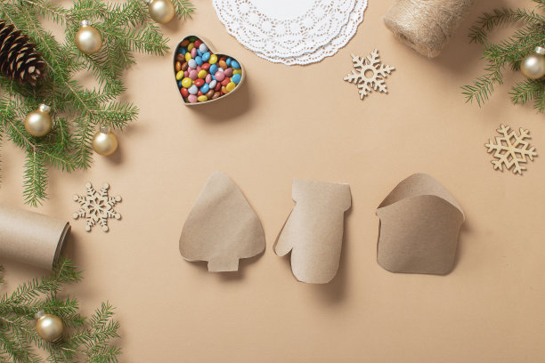 用你自己的双手DIY圣诞节。一步一步的指示，使一个降临日历从牛皮纸使用镂空餐巾纸。图片下载